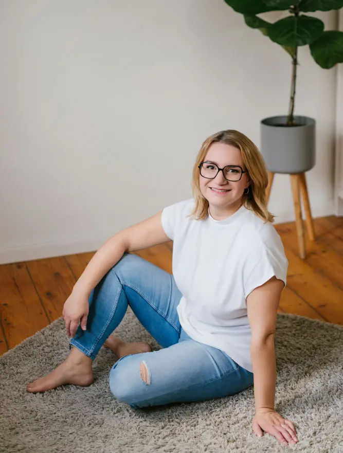 lena pfeifer von sichtweite, sitzend auf dem Teppich